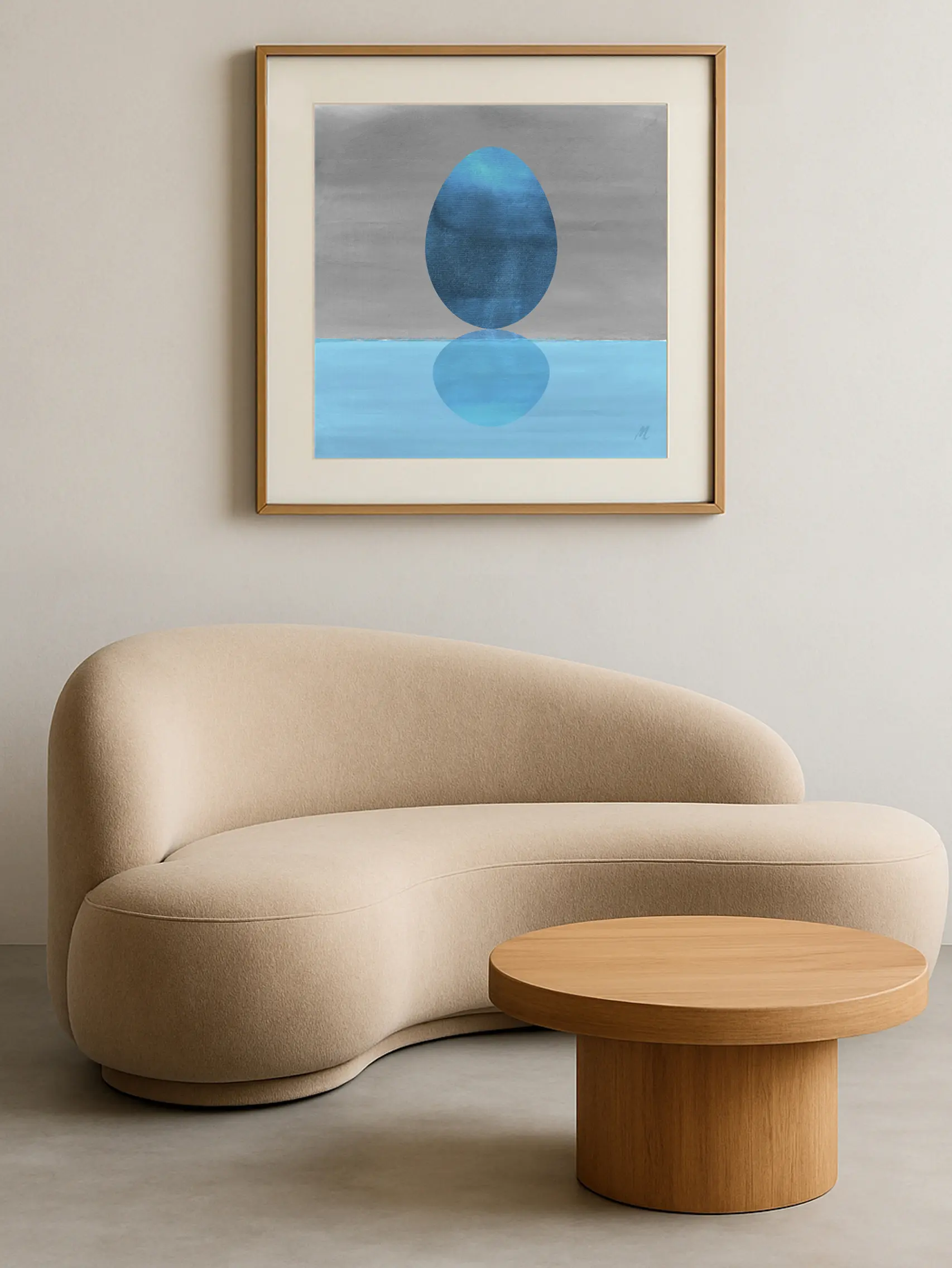 Impression artistique abstraite minimaliste Ovum n°1 représentant deux formes ovales dans des tons bleus sur un fond gris et bleu, présentée encadrée sur le mur d’un espace moderne.