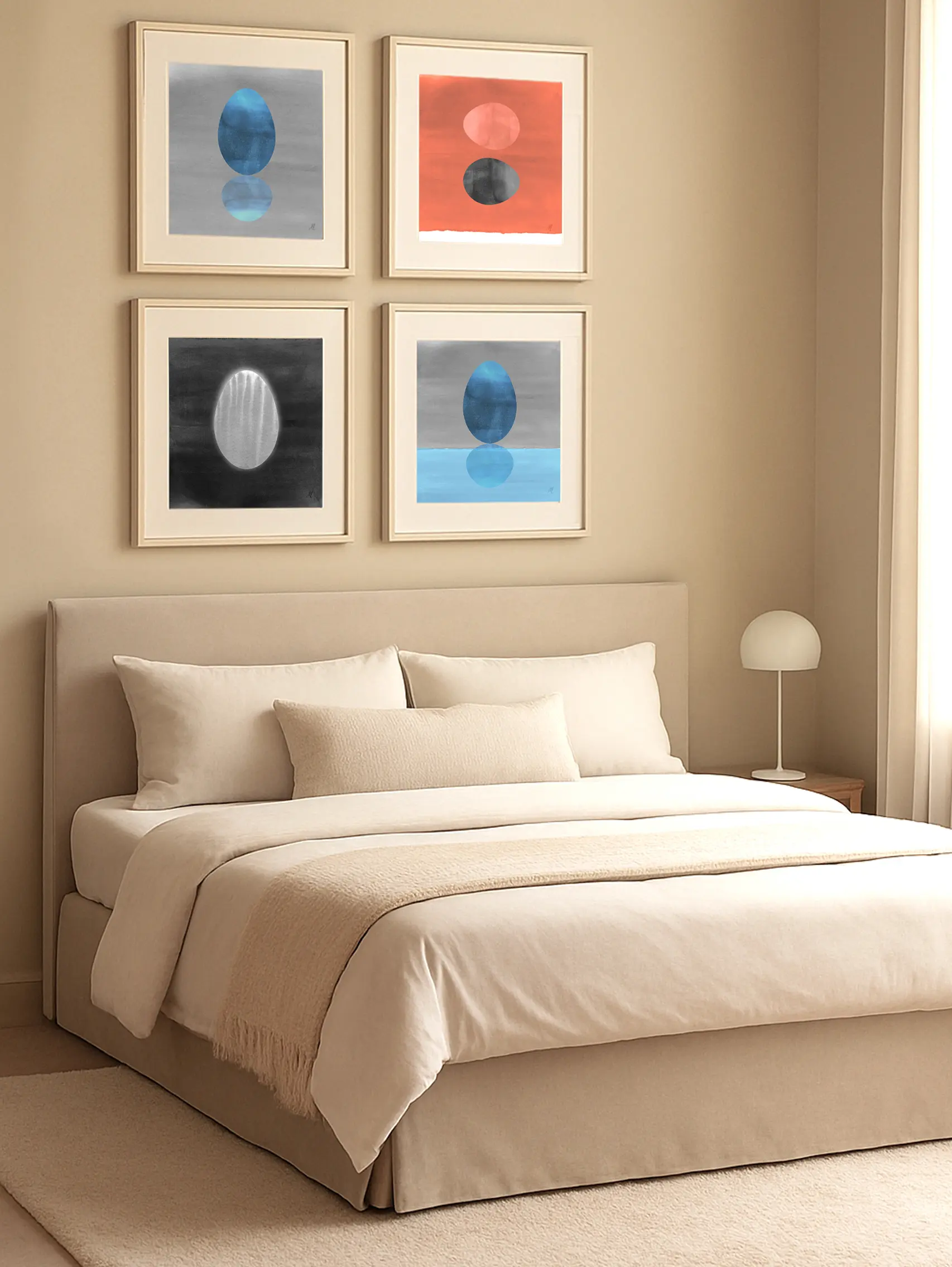 Quatre impressions artistiques avec formes ovales en bleu gris noir blanc rose sur fonds gris orange noir.
